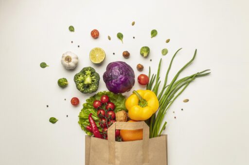 vista-superior-surtido-verduras-bolsa-papel