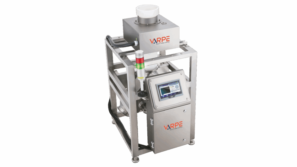 Detector de metales para alimentación instalado en una línea industrial de producción.